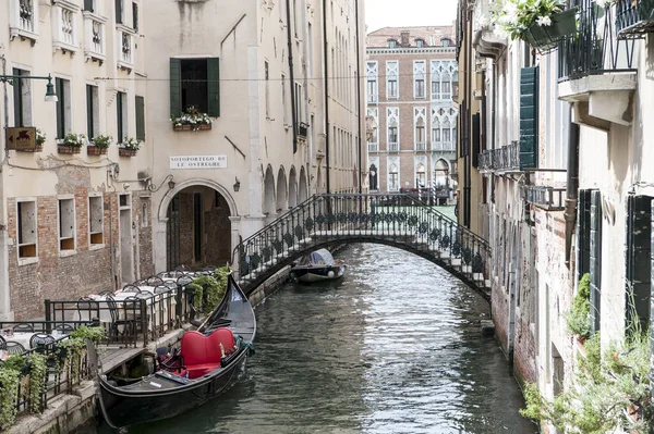 Charakteristische Brücke Über Einen Der Venezianischen Kanäle — Stockfoto