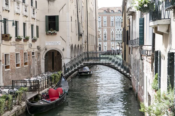 Puente Característico Sobre Uno Los Canales Venecianos — Foto de Stock