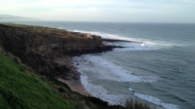 spiaggia di Ribeira d'Ilhas sulla costa atlantica portoghese. spiaggia e scogli di ericeira