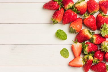 Tahta masadaki taze çilekler.