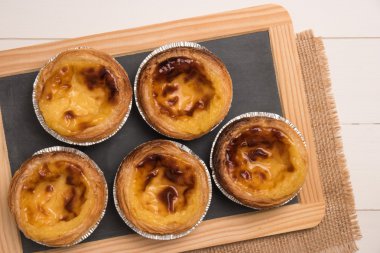 Pasteis de nata, tipik Portekizce Lisbo üzerinden ekşi hamur işleri yumurta.