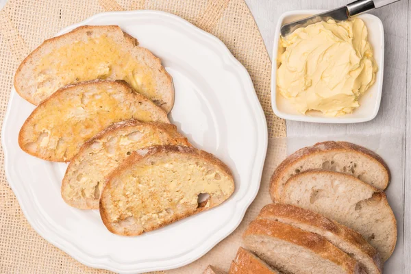 Frisches Brot und hausgemachte Butter auf Holzgrund — Stockfoto