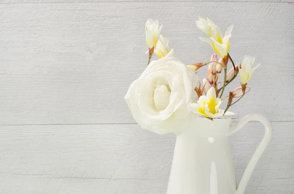 Bílé květy v džbánu. Růže v džbánu. — Stock fotografie