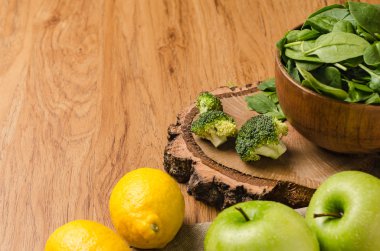 Kase, brokoli, limon ve elma bahar ıspanak yaprakları