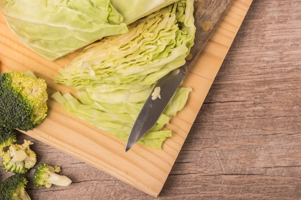 Verdure fresche dell'orto, cavolo e broccoli su un tavolo di legno — Foto Stock