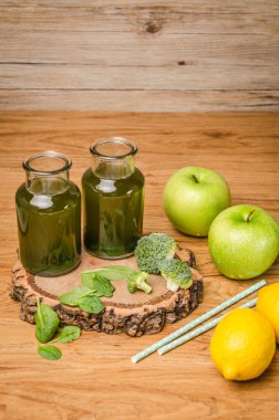 Cam, ıspanak yaprakları yeşil taze yapraklı yeşil smoothie, 