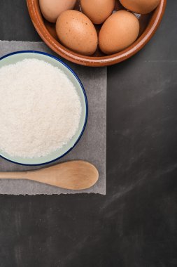 Bir kurabiye pişirme için malzemeler. Hindistan cevizi bademli kurabiye tarifi. 