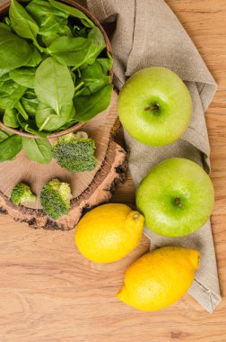 Kase, brokoli, limon ve elma bahar ıspanak yaprakları