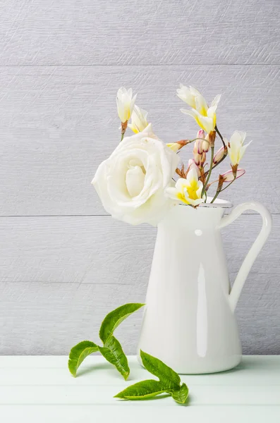 Weiße Blüten im Krug. Rosen im Krug. — Stockfoto