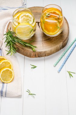 Detoks meyveli aromalı su. 