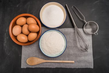 Bir kurabiye pişirme için malzemeler. Hindistan cevizi bademli kurabiye tarifi. 