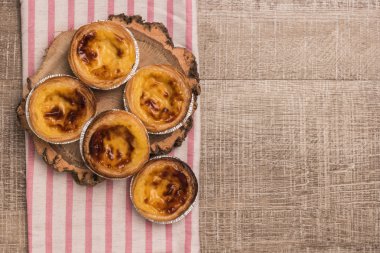 Pasteis de nata, tipik Portekizce Lisbo üzerinden ekşi hamur işleri yumurta.