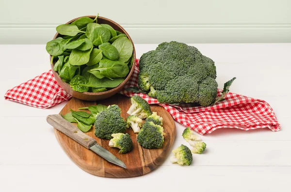 Broccoli freschi con spinaci sul tavolo di legno da vicino — Foto Stock