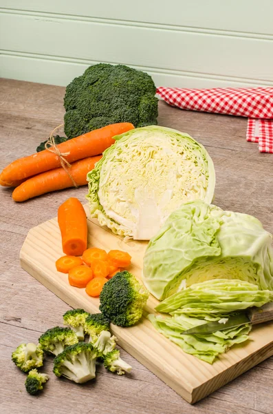 Verdure fresche dell'orto, carote, cavoli, broccoli, su — Foto Stock