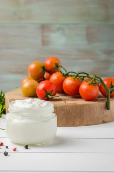 ローズマリーと rusti のクリーム チーズの有機ミニトマト — ストック写真