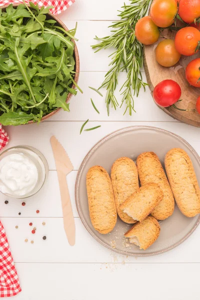 Vegetarisk rostat bröd med färskost, ruccola, tomater och rosmarin — Stockfoto