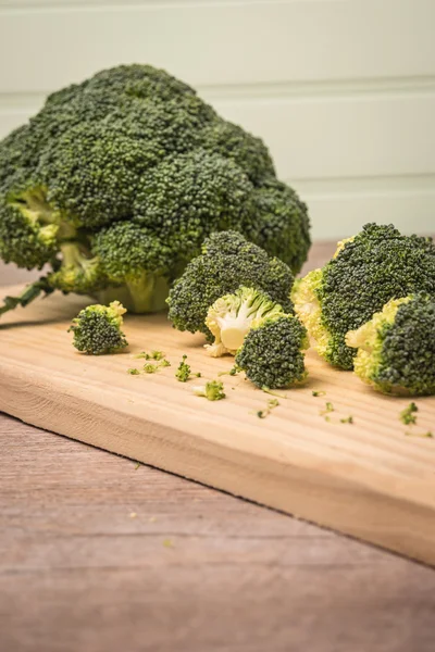 Frischer Brokkoli mit Spinat auf Holztisch aus nächster Nähe — Stockfoto
