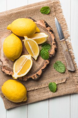 Dilimleri, yarım taze sulu limon nane yaprakları ve bıçak ile