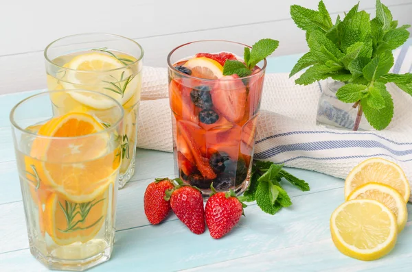 Acqua aromatizzata infusa di frutta Detox . — Foto Stock