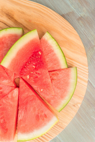 Куски арбуза на доске для резки древесины
