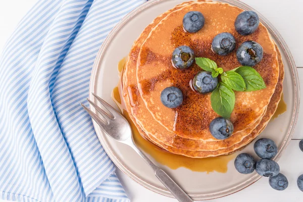 Yaban mersinli ve karamel şuruplu krep yığını.