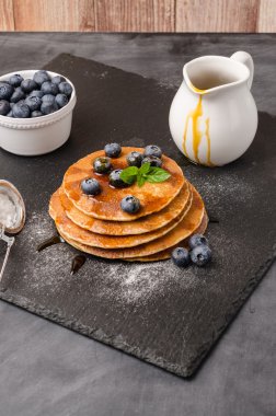 Yaban mersinli ve karamel şuruplu krep yığını.