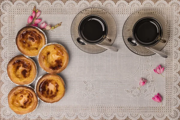 Pastel de nata, pasteles típicos portugueses de tarta de huevo de Lisboa — Foto de Stock