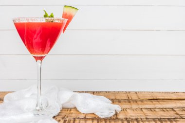 karpuz suyu nane yaprakları ile