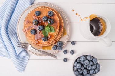 Yaban mersinli ve karamel şuruplu krep yığını.