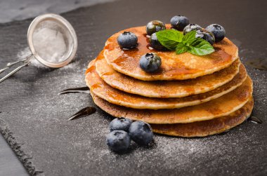 Yaban mersinli ve karamel şuruplu krep yığını.