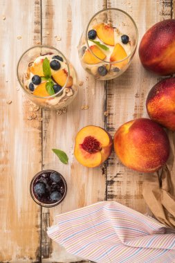 Granola şeftali, yoğurt ve yaban mersini