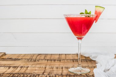 karpuz suyu nane yaprakları ile