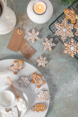 Parlak Noel ya da yeni yıl tahta arka planında köknar dalları, Noel süslemeleri, Noel kurabiyeleri, Noel tatlısı.