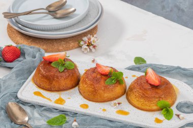 Modern arkaplanda üzerinde kremalı puding ve fotokopi alanı var..