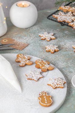 Parlak Noel ya da yeni yıl tahta arka planında köknar dalları, Noel süslemeleri, Noel kurabiyeleri, Noel tatlısı.