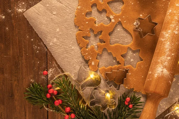 Kerstkoekjes Met Peperkoek Bakken Rauw Deeg Vorm Van Peperkoek Man — Stockfoto
