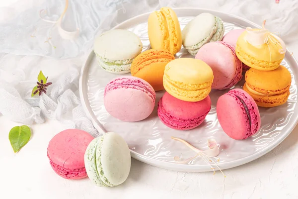 Kleurrijke Franse Macaroon Taarten Macarons Met Jasmijnbloemen Witte Tafelondergrond Selectieve — Stockfoto