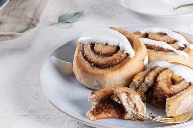 Tarçınlı çörek ya da Noel için kremalı tarçın. Ev yapımı geleneksel kış festivali çörekleri. Beyaz arka planda kahvaltı için hamur işi.
