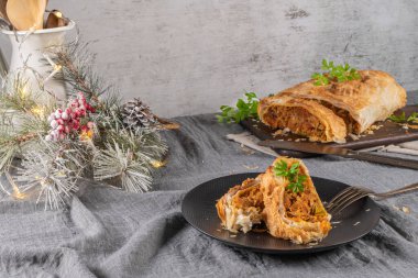 Mutfak masasında noel süslemesi yapılmış meyveli börek.