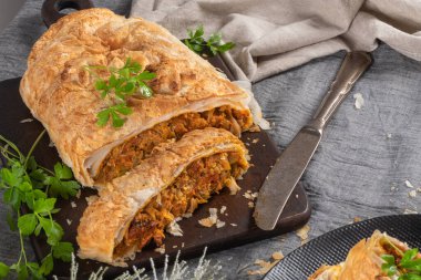 Mutfak masasında noel süslemesi yapılmış meyveli börek.