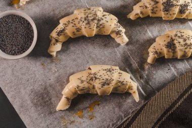 Evde ya da kafede klasik küçük kruvasanlar üretiyor. Fransız hamur işleri. Aile yemekleri konsepti. Kruvasanı pişirmek için hazırlayın.