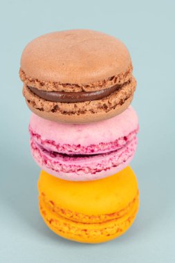 Turkuaz arka planda pasta ya da badem kurabiyeleri, pastel renkler, klasik kartlar.