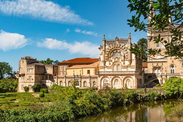 ポルトガルの庭園とブカコ宮殿でご覧ください 宮殿は1888年から1907年にかけてネオ マニューライン様式で建てられた ミールハダ — ストック写真