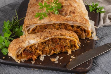 Mutfak masasında noel süslemesi yapılmış meyveli börek.