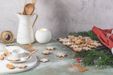 Parlak Noel ya da yeni yıl tahta arka planında köknar dalları, Noel süslemeleri, Noel kurabiyeleri, Noel tatlısı.