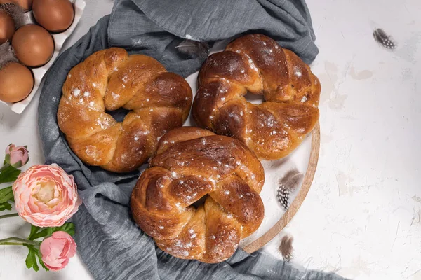 Gâteau Pâques Portugais Traditionnel Folar Avec Oeufs Sur Table Bois — Photo