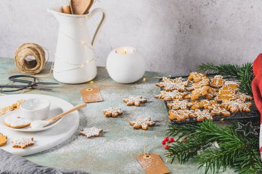 Parlak Noel ya da yeni yıl tahta arka planında köknar dalları, Noel süslemeleri, Noel kurabiyeleri, Noel tatlısı.