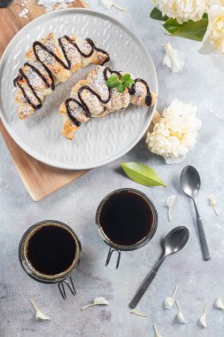 Sade kahve ya da americano ile servis edilen ev yapımı kruvasan. Taze kruvasan ve kahveyle nefis bir kahvaltı. Kruvasan, sade kahve ve üzerinde fotokopi alanı olan papatya çayı. Kahve molası için kruvasan ve kahve..