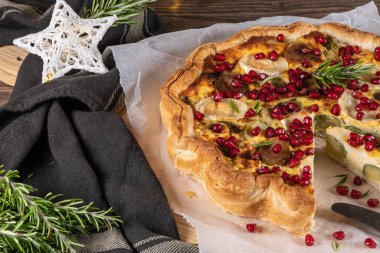 Sebzeli kiş, Brüksel lahanası, keçi peyniri ve nar. Vejetaryen yemeği. Fransız mutfağı.