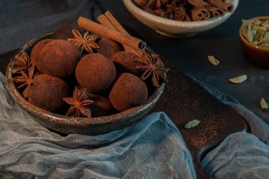 Kakao tozu, anason, tarçın ve kakule kaplı çikolatalı trüf mantarı..